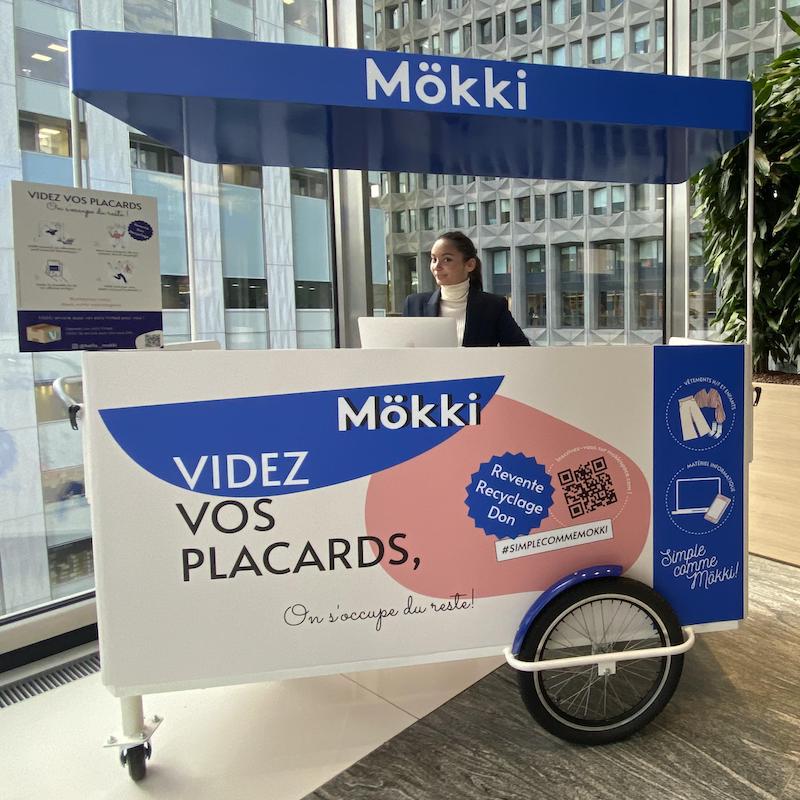 Un kiosque de l'entreprise Mökki est installé dans le hall d'un bureau.
